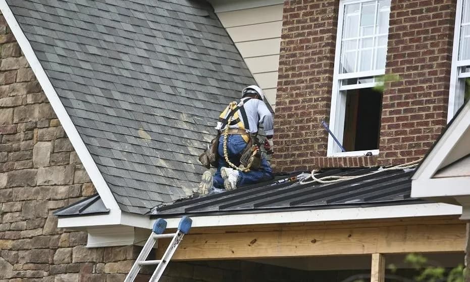 Czym zajmuje dekarz i jak jego praca wpływa na bezpieczeństwo dachów