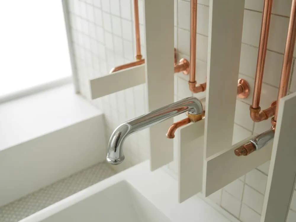 Jak skutecznie zamaskować rury CO i poprawić wygląd wnętrza