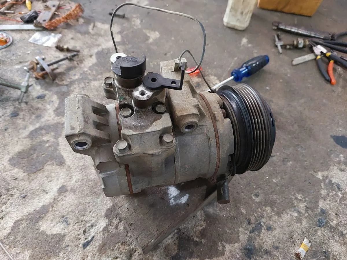 Za dużo oleju w klimatyzacji objawy – jak uniknąć kosztownych napraw