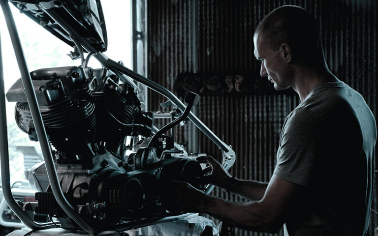 Pracownik serwisu sprawdzający zepsuty samochód serwis klimatyzacji w samochodzie